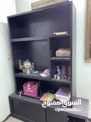  1 مكتبة بحالة جيدة