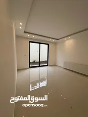  9 شقة طابق ارضي مميزة للبيع بمساحة 196 م بنظام شبه ڤيلا ،ثلاث مداخل مع ترسات واسعة وتشطيبات راقية .