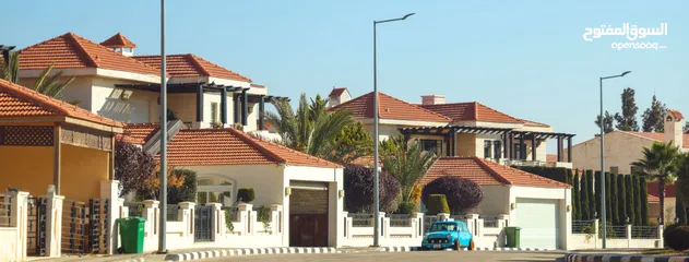  24 تملك فيلا العمر في ضاحية الأندلسية