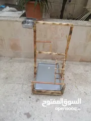  17 ستاندات ببغاء أحجام وأشكال مختلفة من الخشب ومن المعدن متحركه بعجلات وبدون مع صينية واكواخ كلاب