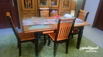  2 طقم كنب مستعمل بحالة جيدة 9 مقاعد و طاولة السفرة مع 4 كراسي