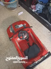  1 سيارة شحن احمر معها شاحن