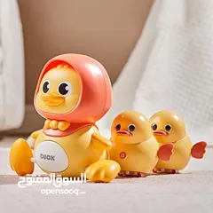  2 لعبة البطات المتحركة للأطفال تصميم كرتوني لطيف يجذب انتباه الأطفال، تتحرك الأم وتلحق بها البطات