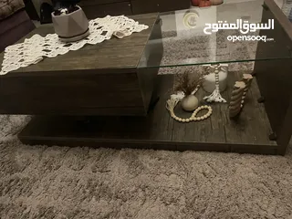  1 طاولة غرفة جلوس خشب و قزاز