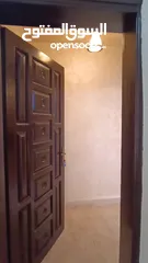  14 شقة للايجار مناسبة للعرسان والعائلات مجددة بالكامل في منطقة قريبة على كافة الخدمات وعمارة عائلية