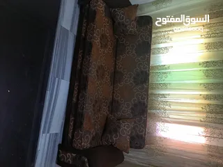  1 طقم كنب صوفيات للبيع عبارة عن ثنائية عدد2 وثنائية عدد1 للبيع بسبب الرحيل بحالة جيدة للاستفسار 07885