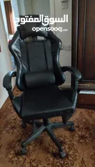  2 مكتب من ايكيا استعمال خفيف جدا مع كرسي قيمنق