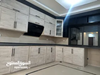  7 شقة فاخرة مع روف فاخر للبيع بسعر مغري