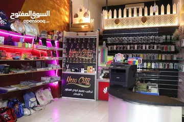  1 بترينا محل هواتف ورفوف جاهزه بتحمل الاغراض وترينت عرض عطور وكاونتر  للمحل مكتب
