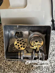  1 ماكينة لحمة بحال الجديد مع كل قطعها