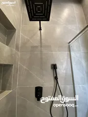  16 اخر شقة ارضية مع ترس تشطيب فندقي في حي الصحابة منطقة عميش مطلة على طريق المطار