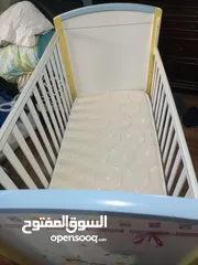  1 تخت بيبي مع خشب حماية متحرك بحالة جيدة جدا  استعمال خفيف