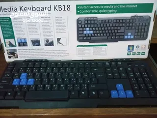  3 شاشة كمبيوتر ولوحة مفاتيح