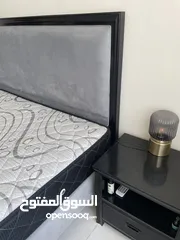  4 تخت مع طاولات جانبية و فرشة
