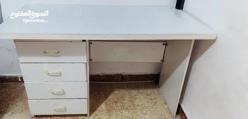  1 طاوله مكتبيه بحالة الوكالة