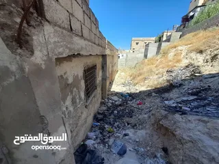  5 ارض ومنزل للبيع في ماركا نمره ثنين عن الشارع والسوق وفي دخله ع الارض من الخلف