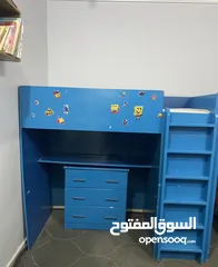  2 سرير اطفال مع ادراج وخزانة ملابس صغيرة ( كبت) جانبية مع مرتبة