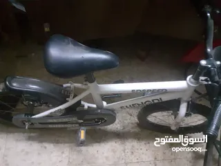  2 للبيع: دراجة هوائية للأطفال – جنط 16  دراجة هوائية بحالة جيدة جدًا، مناسبة للأطفال، لون أبيض أنيق. ج