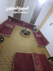  1 غرفة قعدها مع برادايه و طاوله خمس جنابي قعدها