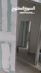  6 محل للبيع بالخلو مساحة 22 كتر مربع و نصف ، عليه سدة ع نصف المحل، عل شارع وسط البلد رام الله ، يبعد ع