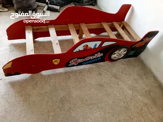  22 تختين على شكل هيكل سيارة مستعملة للبيع