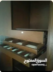  3 سرير مزدوج بني خشب قوي بدون فرشة مع كمودينو عدد2.. وخزانة بتلاث درف سحاب.مع جلد بالوسط درازة