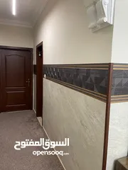  1 شقة صغيرة مفروشة للايجار مكونة من غرفتين نوم واحدة ماستر، غرفة اطفال ، صالة معيشة، مطبخ مجهز كامل