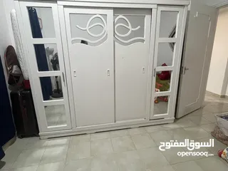  4 Big cupboard with mirror
