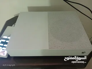  1 Xbox one s  مستعمل بحاله ممتازة  مع يدة اصلية