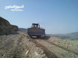  12 بلدوزر D8L +لودر 470 +حفارة 450 +حفارة 300 للإيجار