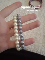  1 اساور لؤلؤ (مش حقيقي ) جديدة خالية من الخدوش و لامعة بالون الابيض و السكني الغامق مناسبة للارتداء