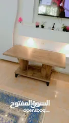  2 طاولات خشب بحالة ممتازة