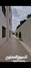  1 شقة طابق ارضي مميزة للبيع بمساحة 196 م بنظام شبه ڤيلا ،ثلاث مداخل مع ترسات واسعة وتشطيبات راقية .