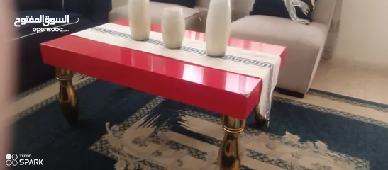  1 طاوله للبيع وسط