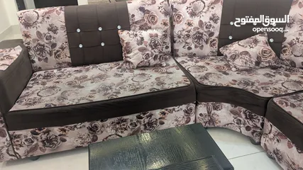  3 طقم غرفة معيشة بحالة جيدة مع طقم الطاولات الموضح بالصورة