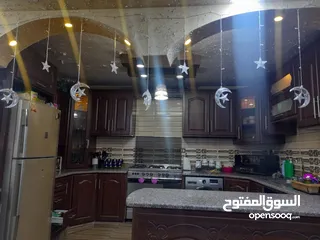  5 منزل مميز جداًَ للبيع في مخيم إربد