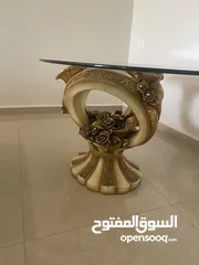  4 كنب زاوية بحالة جيدة جدا مستعمل وطاولة وسط عدد2 خشب زان وطاولة وسط كلاسيكية