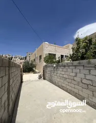  2 بيت بسعر شقة - بسعر مغري.. الزرقاء-الزواهره-حي جبر ، يوجد فيه بلكونه و حديقة ، التواصل للجادين فقط