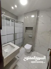  18 لقطه 240م وروف 120م في الجبيهه حي الريان بسعر مغري من المالك بسعر حرق