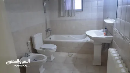  4 شقة واسعه صحية للايجار