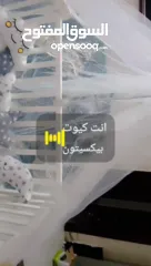  2 تخت بيبي. مع اغراضه