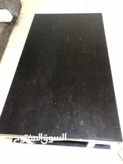  1 طاولة خشب ثقيل