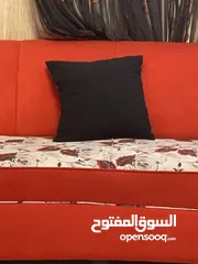  9 غرفة جلوس كبيره حمراء ويوجد معها كوشانات زياده ومساند تعتبر 18 مقعد ضهر باللون الاحمر والمقاعد معرقه