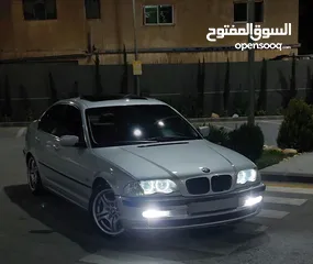  1 BMW 320i.  للبيع