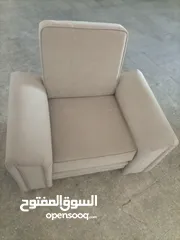  1 كرسي مستعمل للبيع  بحاله جيده جدا. القماش.ممتاز مرفوع عن الأرض ب قواعد