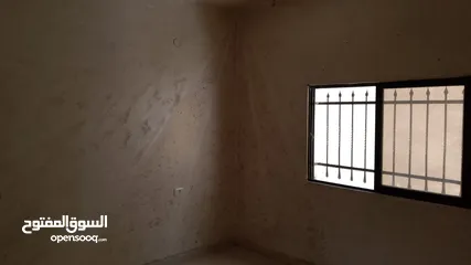  9 شقة أرضية في المنارة -شارع الحر بن عبد الرحمن - بقرب بقالة الصوالحي ومكتبة لؤلؤة الرحمن - من المالك