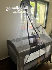 1 سرير اطفال مع فرشه