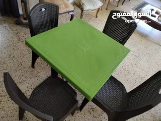  4 طاوله صغيره مع 4 كراسي