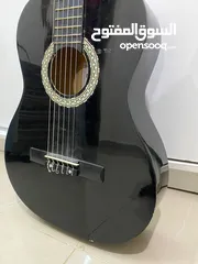  3 قيتار اسود للبيع من ماركه melody معه شنته سوداء للبيع بسعر 40 دينار الموقع اربد