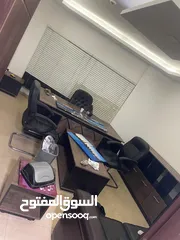  4 اثاث مكتبي للبيع مكتب مدير مع الملحقات و مكتب السكرتيرة وطقم كنب جلد وكرسي المدير وكراسي استقبال